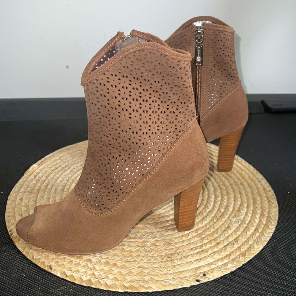 Blondo Waterproof Leather Suede Laser Cut Ankle Boots Size 7
